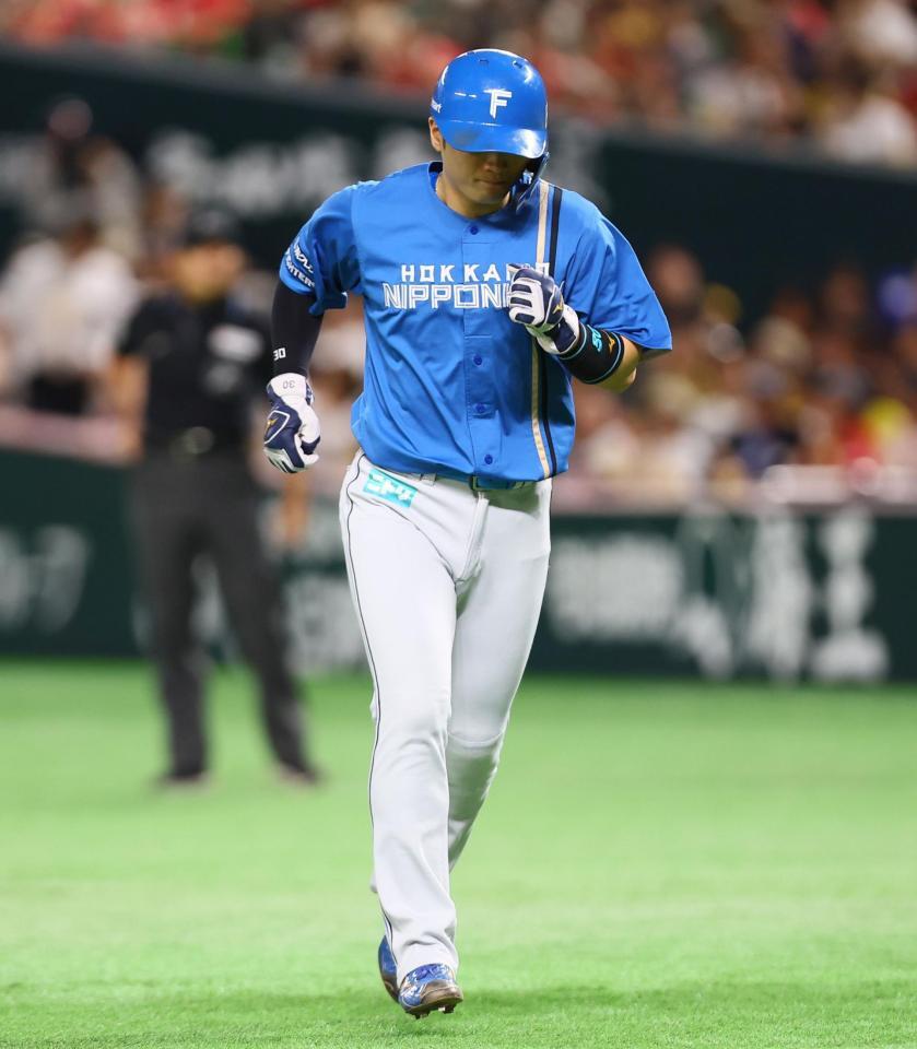 　６回、石井が空振り三振に倒れ、ベンチに戻る一走・郡司（撮影・中島達哉）