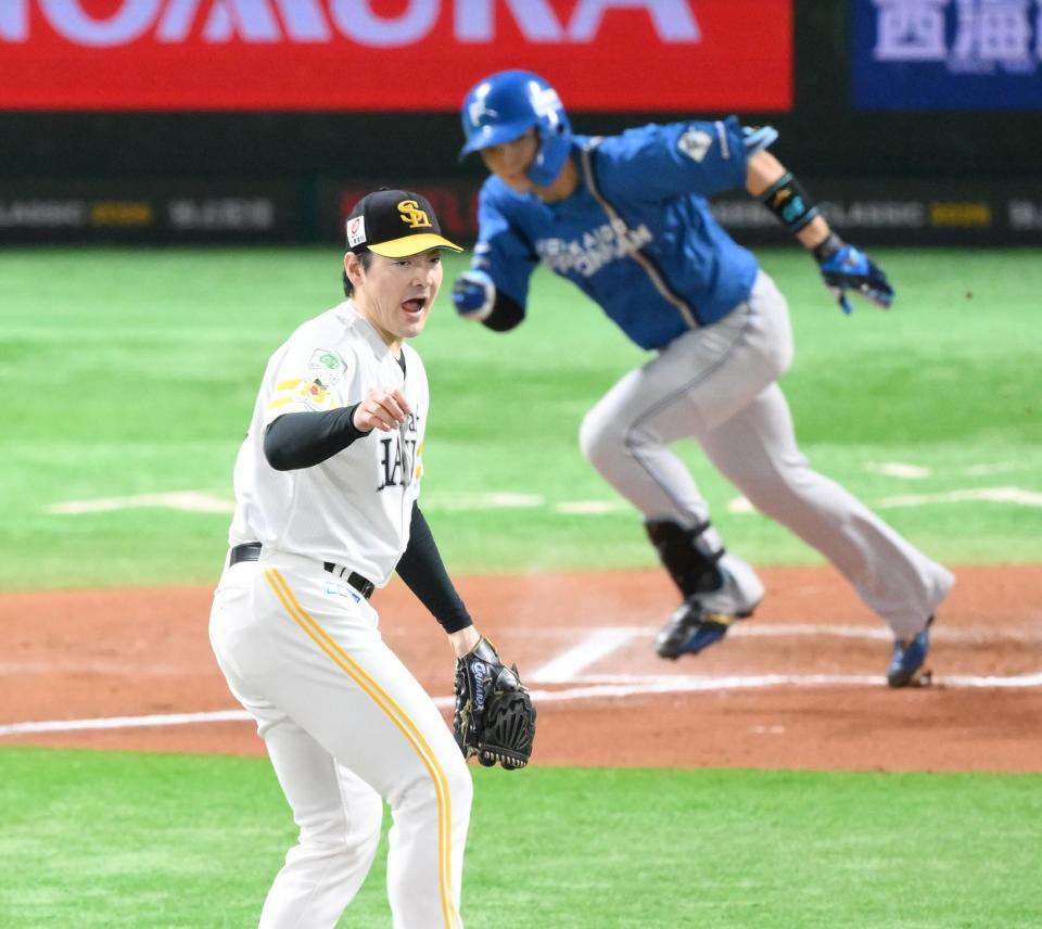 　６回、郡司（奥）を遊ゴロに打ち取る有原（撮影・伊藤笙子）