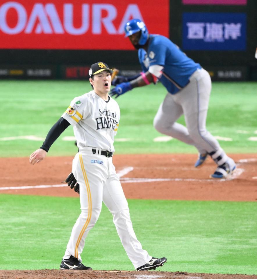 　４回、レイエス（奥）に中前打を浴びる有原（撮影・伊藤笙子）