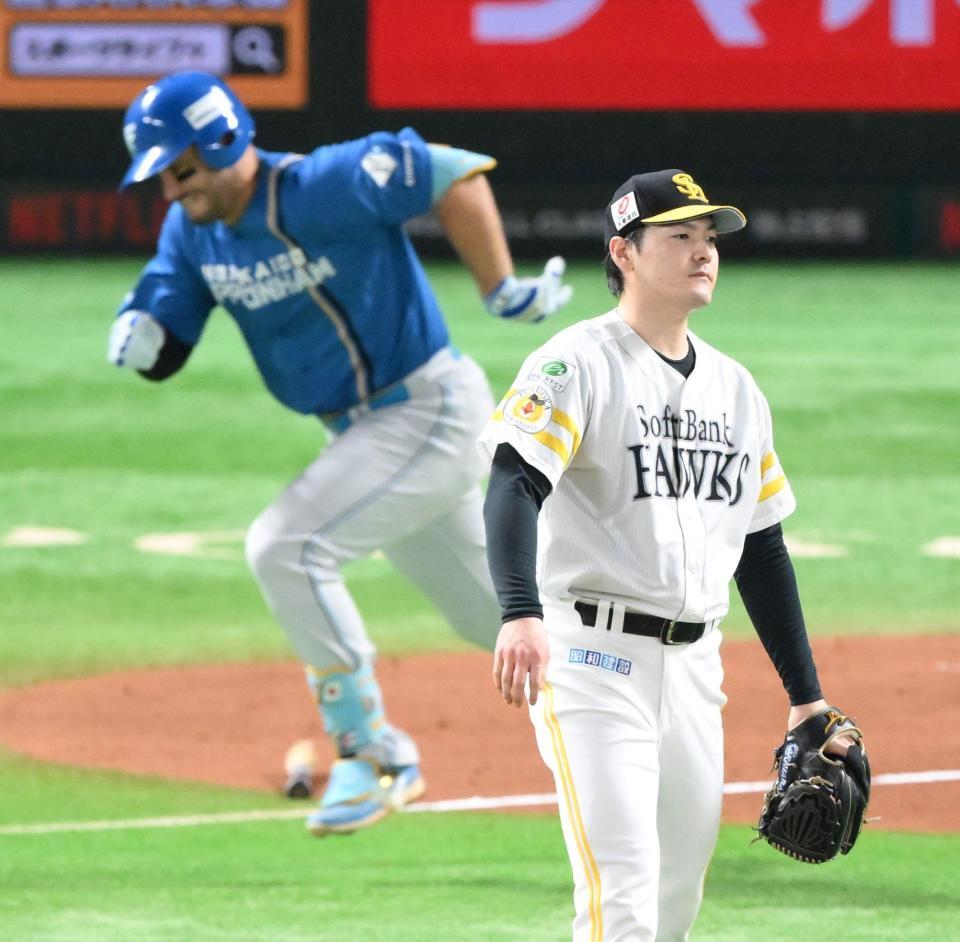 　１回、マルティネス（奥）を三ゴロに打ち取る有原（撮影・伊藤笙子）