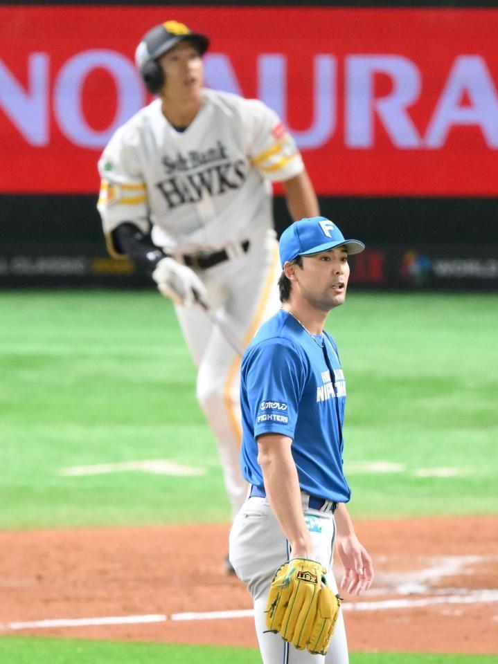 　８回、柳田（奥）に先制３ランを浴びた上原（撮影・伊藤笙子）