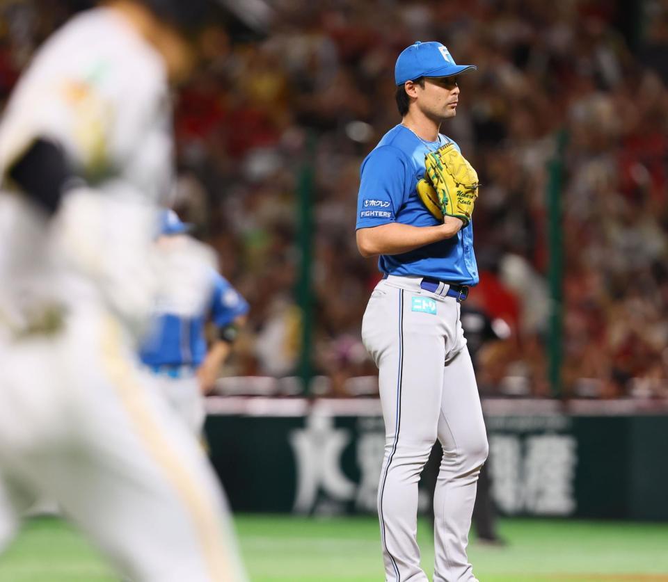 　８回途中から登板するも柳田（左）に３ランを浴び、呆然とする上原（撮影・中島達哉）