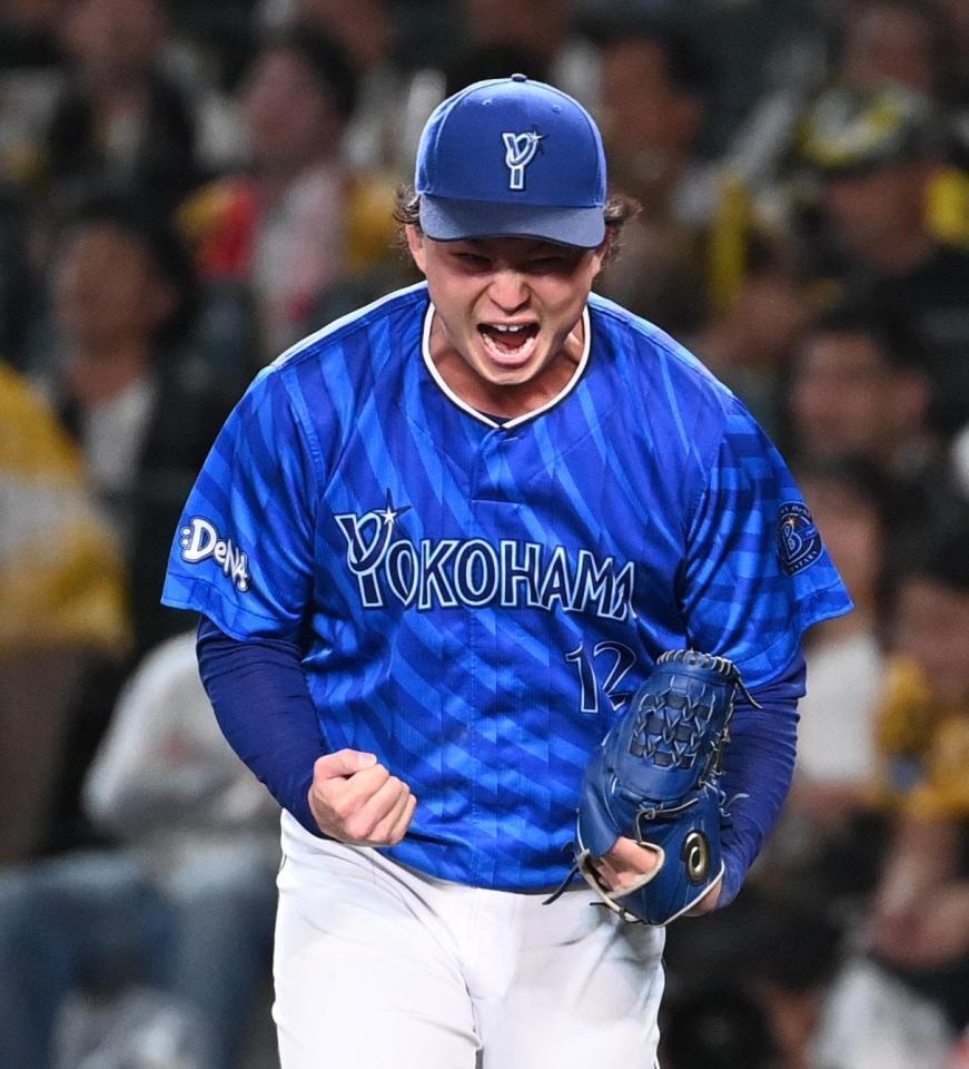 　５回、中野を二ゴロに打ち取り雄たけびを上げる竹田