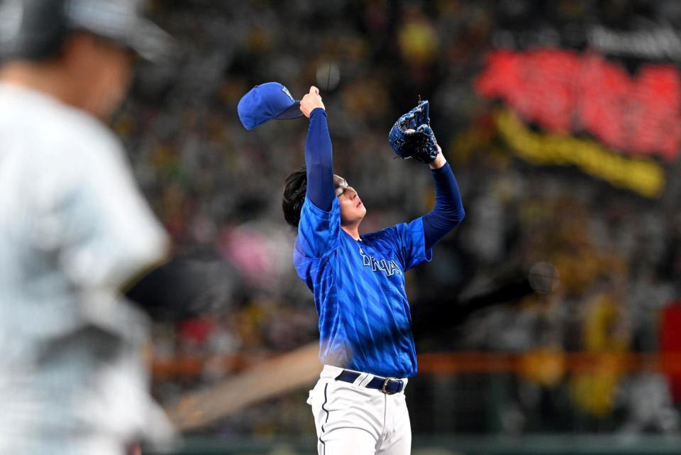 　１回、先制を許し、悔しそうに汗をぬぐう竹田（撮影・飯室逸平）