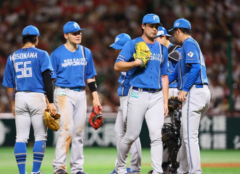 　８回途中で降板する上原（右から２人目）＝撮影・中島達哉