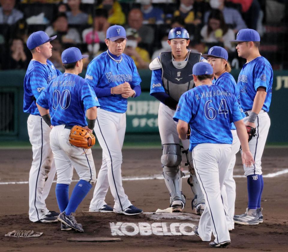 　６回、２番手で登板する中川（手前）をマウンドで迎える三浦監督