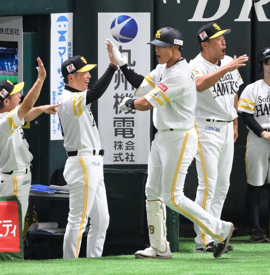 　８回、左越え３ランを放ち、小久保監督（左）とハイタッチする柳田（撮影・伊藤笙子）