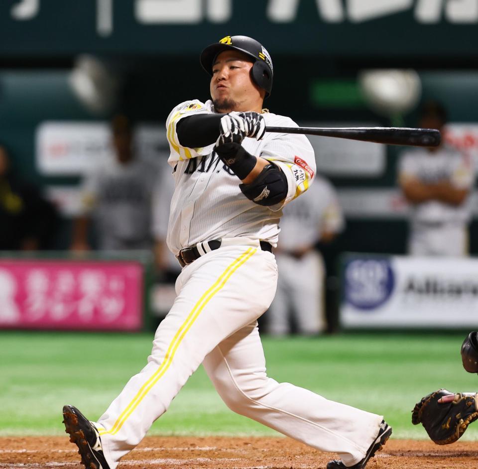 　８回、サードへの内野安打を放つ山川（撮影・中島達哉）