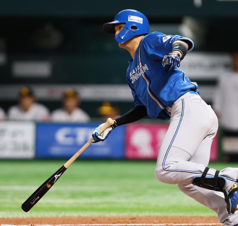 　６回、遊ゴロに倒れる郡司（撮影・中島達哉）