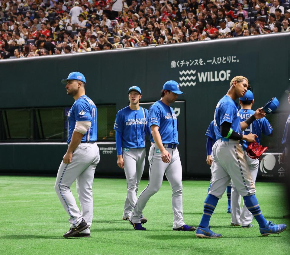 　８回が終わり、ナインを迎え、ベンチに戻る福島蓮（中央）と上原（撮影・中島達哉）