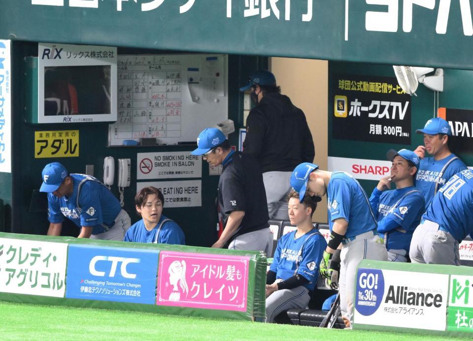 　連敗でＣＳ突破へ後がなくなり、ベンチを引き揚げる新庄監督（中央）＝撮影・伊藤笙子