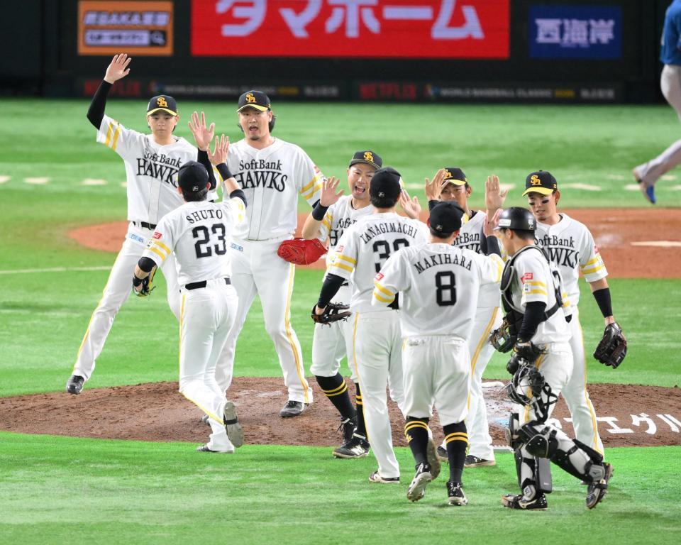 　日本ハム相手に連勝し、ＣＳ突破へ王手をかけたソフトバンクナイン（撮影・伊藤笙子）