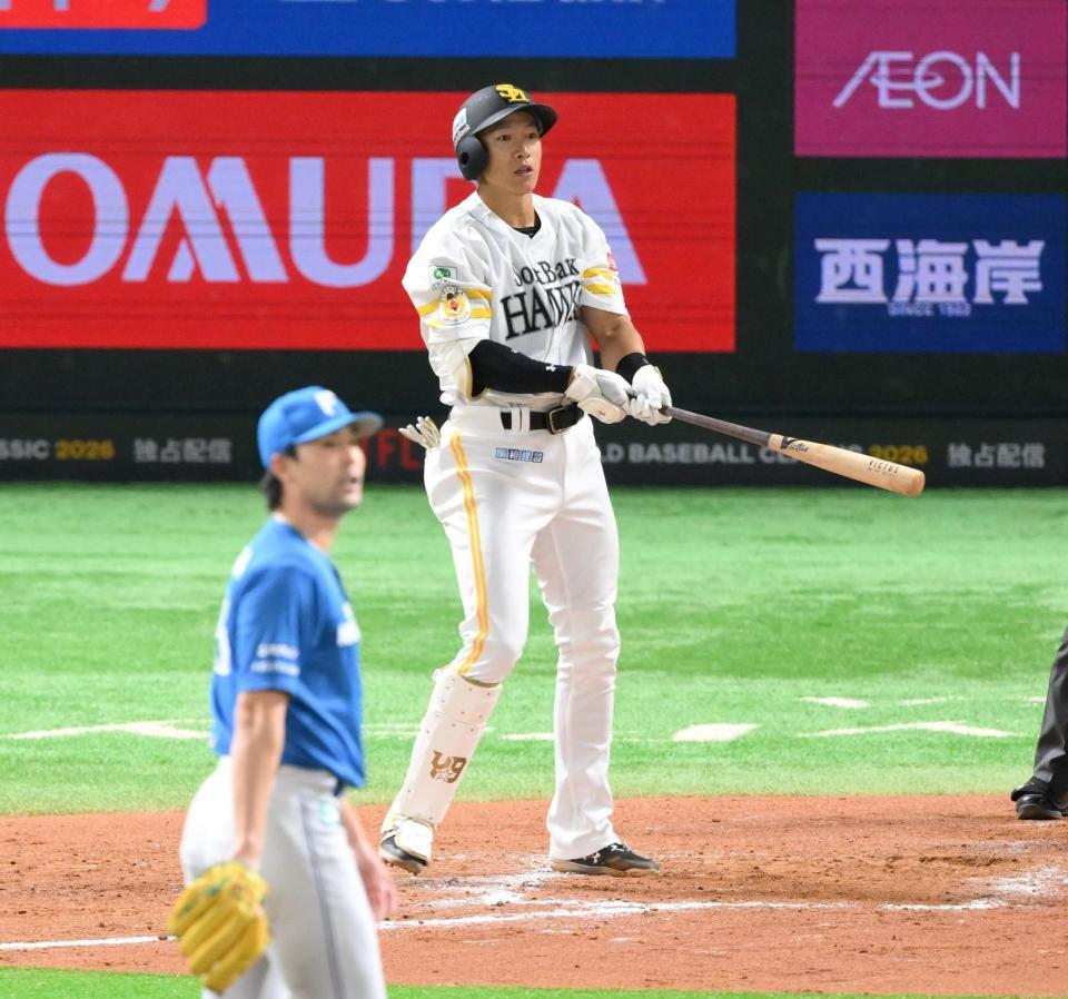 　８回、上原（手前）から左越え３ランを放ち、打球を見つめる柳田（撮影・伊藤笙子）