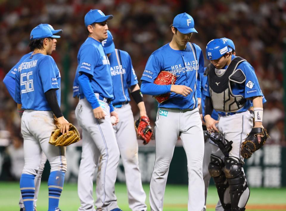 　８回途中で降板する福島（右から２人目）＝撮影・中島達哉