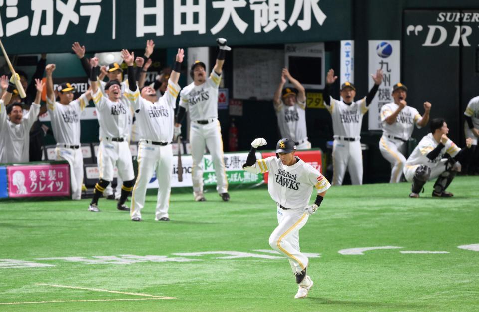 　８回、左越え３ランを放ち、ガッツポーズの柳田（中央）＝撮影・伊藤笙子