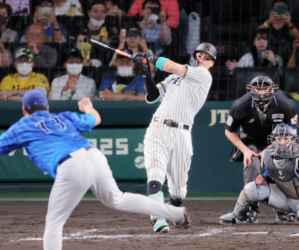 　８回、右前へ同点打を放つ佐藤輝