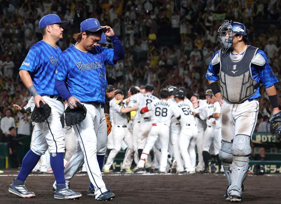 　１０回、森下にサヨナラ２ランを浴び、ガックリと引き揚げる佐々木（左から２人目）＝撮影・北村雅宏