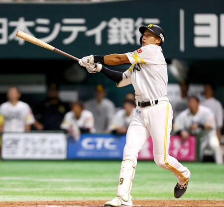 　８回、先制３ランを放つ柳田（撮影・中島達哉）