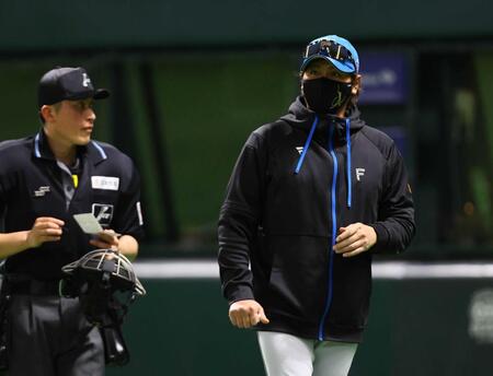 　７回、選手交代を告げる新庄監督（右）＝撮影・中島達哉