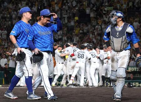 　１０回、森下にサヨナラ２ランを浴び、ガックリと引き揚げる佐々木（左から２人目）＝撮影・北村雅宏