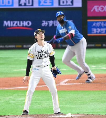 　４回、レイエス（奥）に左越えソロを浴びた上沢（撮影・伊藤笙子）