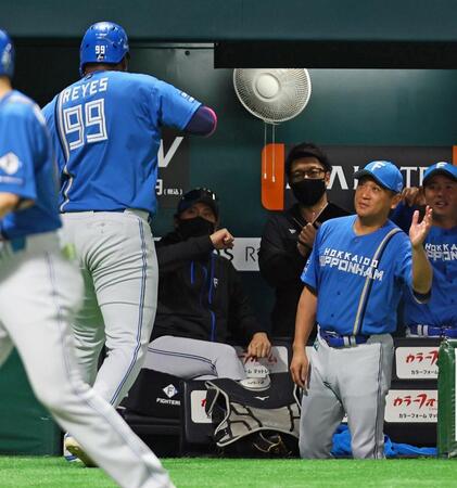 　４回、ソロを放ったレイエス（９９）を迎える新庄監督（中央）＝撮影・中島達哉