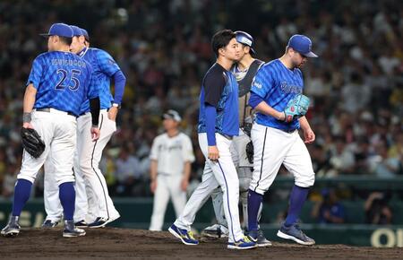 　５回途中、交代を告げられてマウンドを後にするケイ（右）＝撮影・北村雅宏