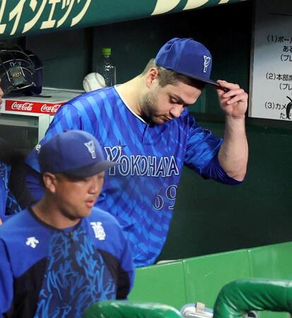 　５回途中、降板しベンチに戻るケイ（撮影・山口登）