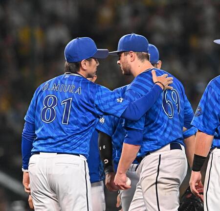 　５回、ケイ（右）に降板を告げる三浦監督（撮影・西田忠信）