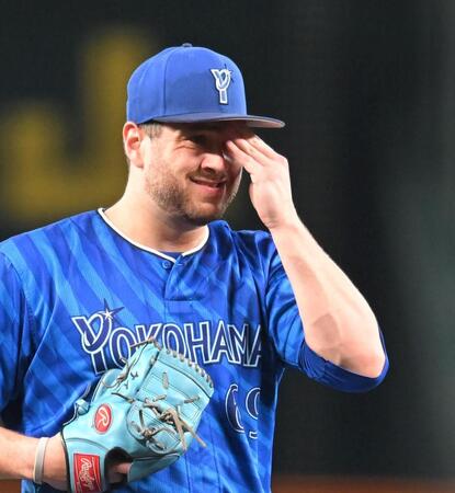 　マウンドで汗をぬぐうケイ（撮影・飯室逸平）