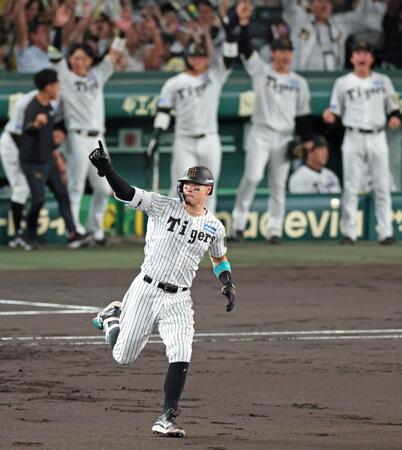 　１回、先制３ランを放ちライトスタンドに目をやる佐藤輝（撮影・立川洋一郎）