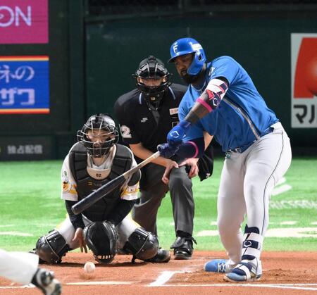 　６回、ハーフスイングを取られ、三振を喫するレイエス（撮影・伊藤笙子）