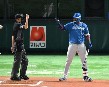 　６回、ハーフスイングを取られて三振を喫し、声を荒らげるレイエス（右）＝撮影・伊藤笙子