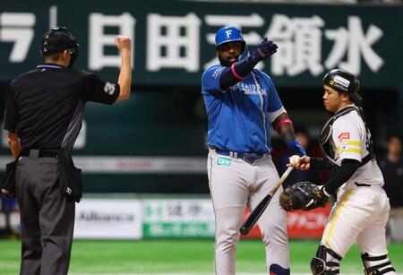 　６回、球審からスイングを取られアウトを申告されるレイエス（中央）＝撮影・中島達哉