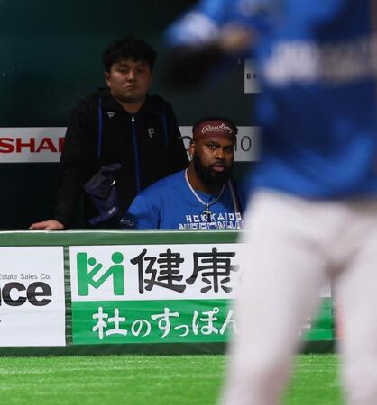 　６回、球審の三振判定に苛立ちを見せるレイエス（撮影・中島達哉）