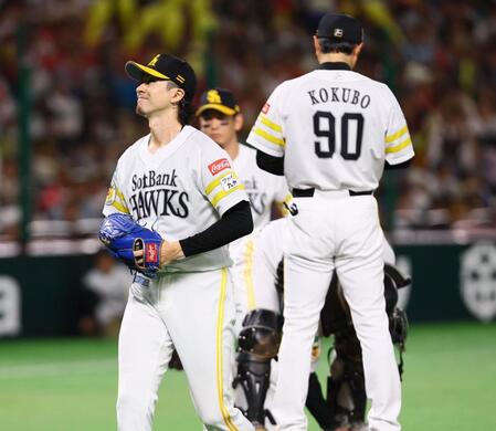 　７回、小久保監督（９０）から降板を告げられ、マウンドを降りる上沢（撮影・中島達哉）