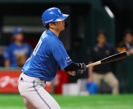 　７回、走者一掃の適時二塁打を放つ郡司（撮影・中島達哉）