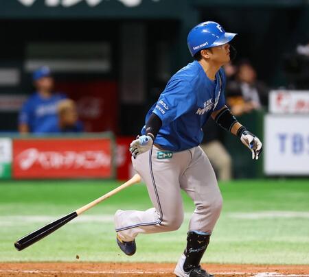 　７回、走者一掃の適時二塁打を放つ郡司（撮影・中島達哉）