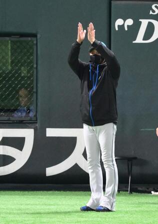 　７回、３点適時二塁打を放った郡司に拍手を送る新庄監督（撮影・伊藤笙子）