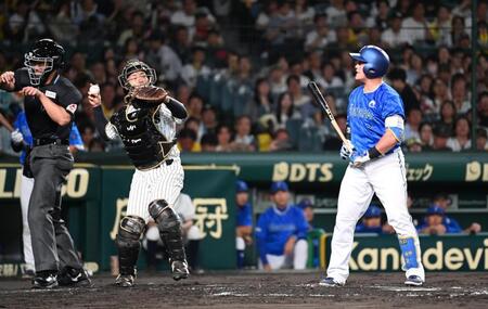 　２回、牧（右）が見逃し三振に倒れる