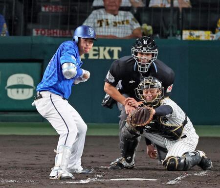 　３回、見逃し三振に倒れる石上（撮影・立川洋一郎）