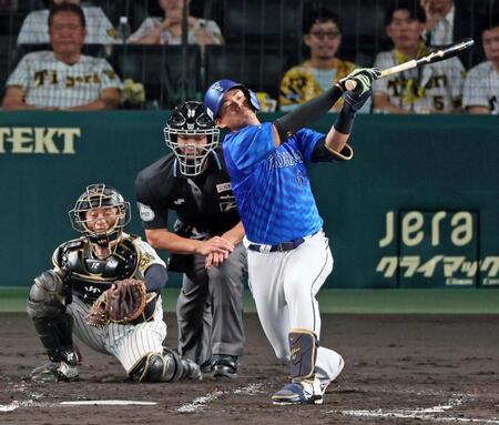 　３回、空振り三振に倒れる蝦名（撮影・立川洋一郎）