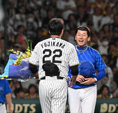 【写真】花束に少し表情を崩すＤｅＮＡ・三浦監督　ただ頭髪は帽子取っても崩れなし