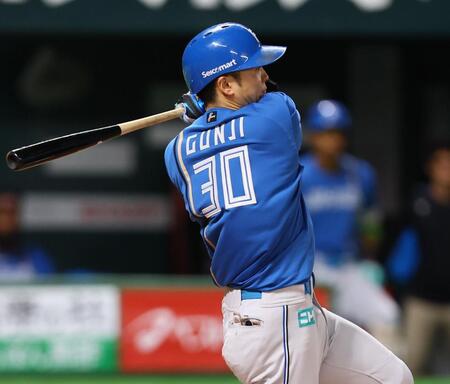 　６回、ショートへの内野安打を放つ郡司（撮影・中島達哉）