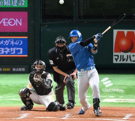 　７回、センターへ走者一掃の３点適時二塁打を放つ郡司（撮影・伊藤笙子）