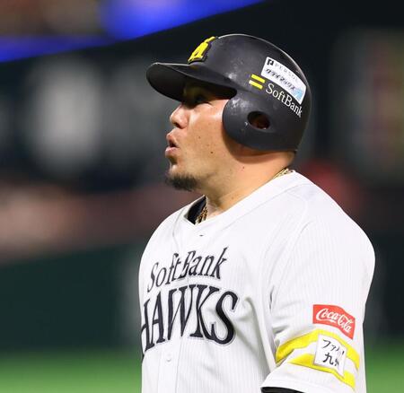 　６回、遊飛に倒れ、ベンチに戻る山川（撮影・中島達哉）