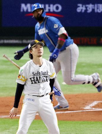 　４回日本ハム無死、レイエス（奥）に本塁打を浴びた上沢＝みずほペイペイドーム