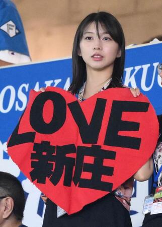 　レフトスタンドで応援するモーニング娘。’２５・牧野真莉愛（撮影・伊藤笙子）