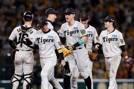 　プロ野球セ・リーグのＣＳファイナルステージ第３戦でＤｅＮＡに勝利し、日本シリーズ進出を決め笑顔の佐藤輝（右から３人目）ら阪神ナイン＝１７日、甲子園球場