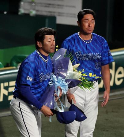 　今季で退任する三浦監督（右は相川コーチ）＝撮影・山口登